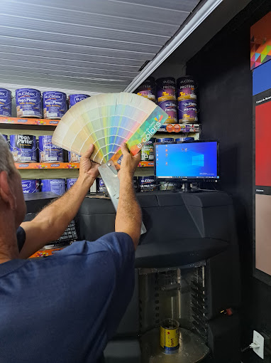 Homem segurando paleta de cores